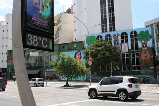 Onda de calor sufocante no Sudeste e alerta de temporais no Sul; veja previsão do tempo no Brasil