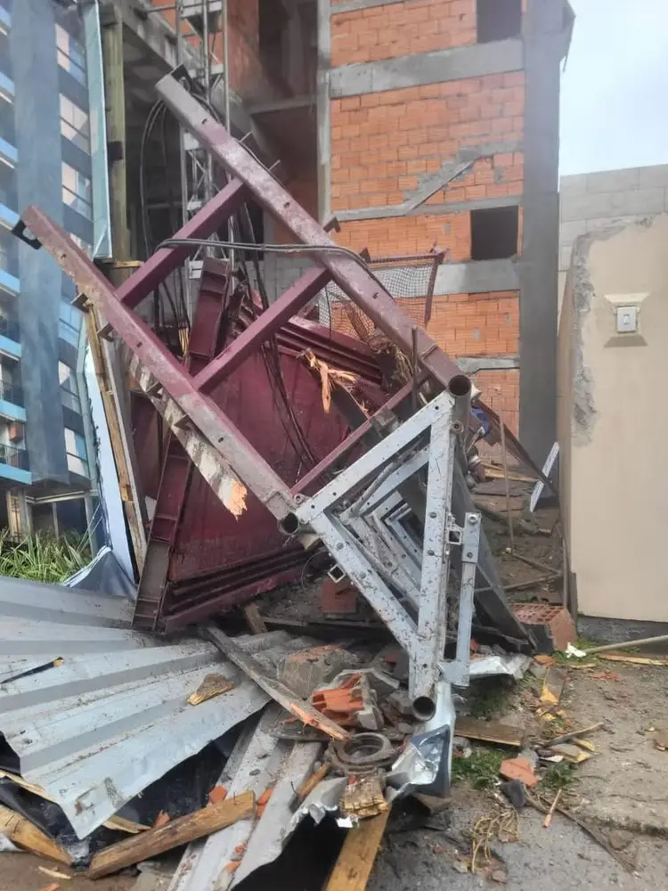 Elevador cai em Imbituba sc